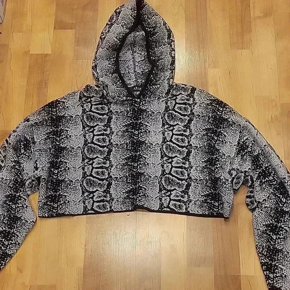 AKIRA Black and White Snake Print Cropped Hoodie Sweater